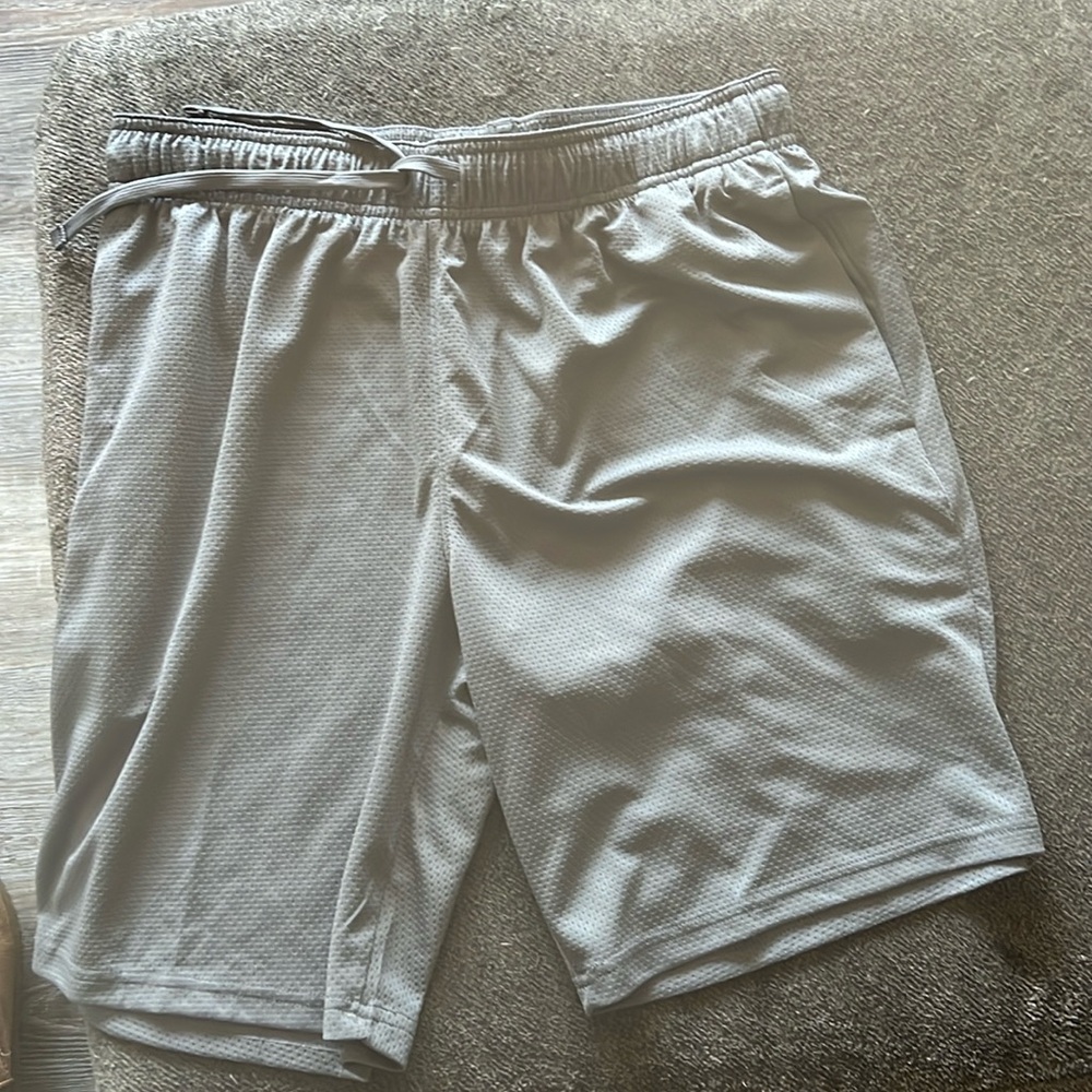 Men’s gray short athletic
